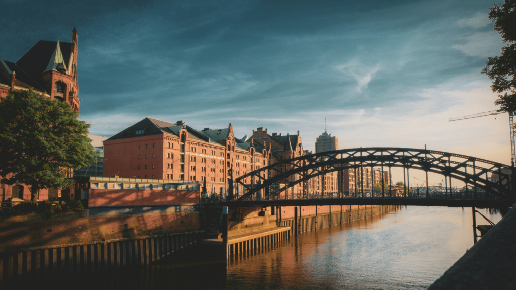 Home-Xinonet-Header Panorma der Hamburger Speicherstad mit einer Brücke zum Sonnenuntergang